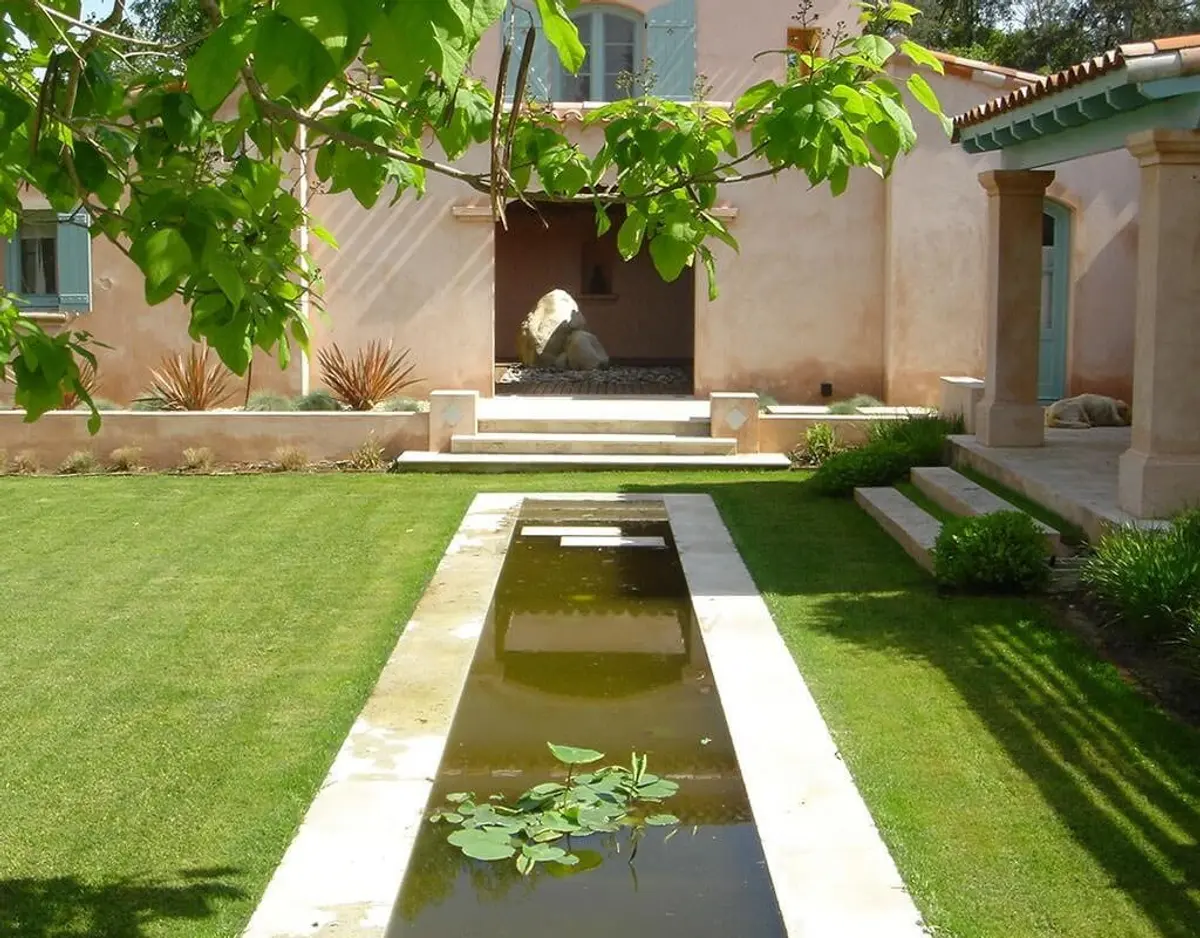 Jardín mediterráneo con fuente de agua y patio de piedra — proyecto Les Confines, por Ricardo Pereyra Iraola 