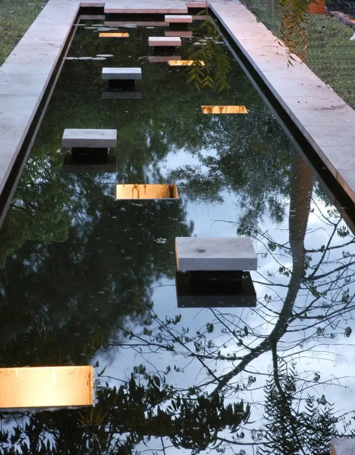 piscina moderna com degraus de pedra e luzes — projeto Paisajismo Agua, por Ricardo Pereyra Iraola
