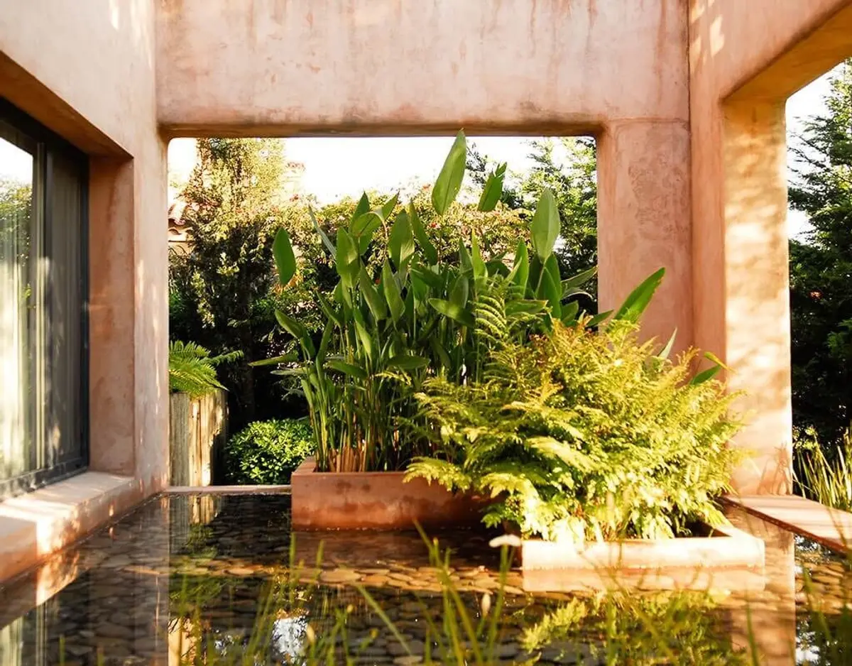 Pátio mediterrâneo com vegetação abundante e fonte — projeto Paisajismo Agua, por Ricardo Pereyra Iraola