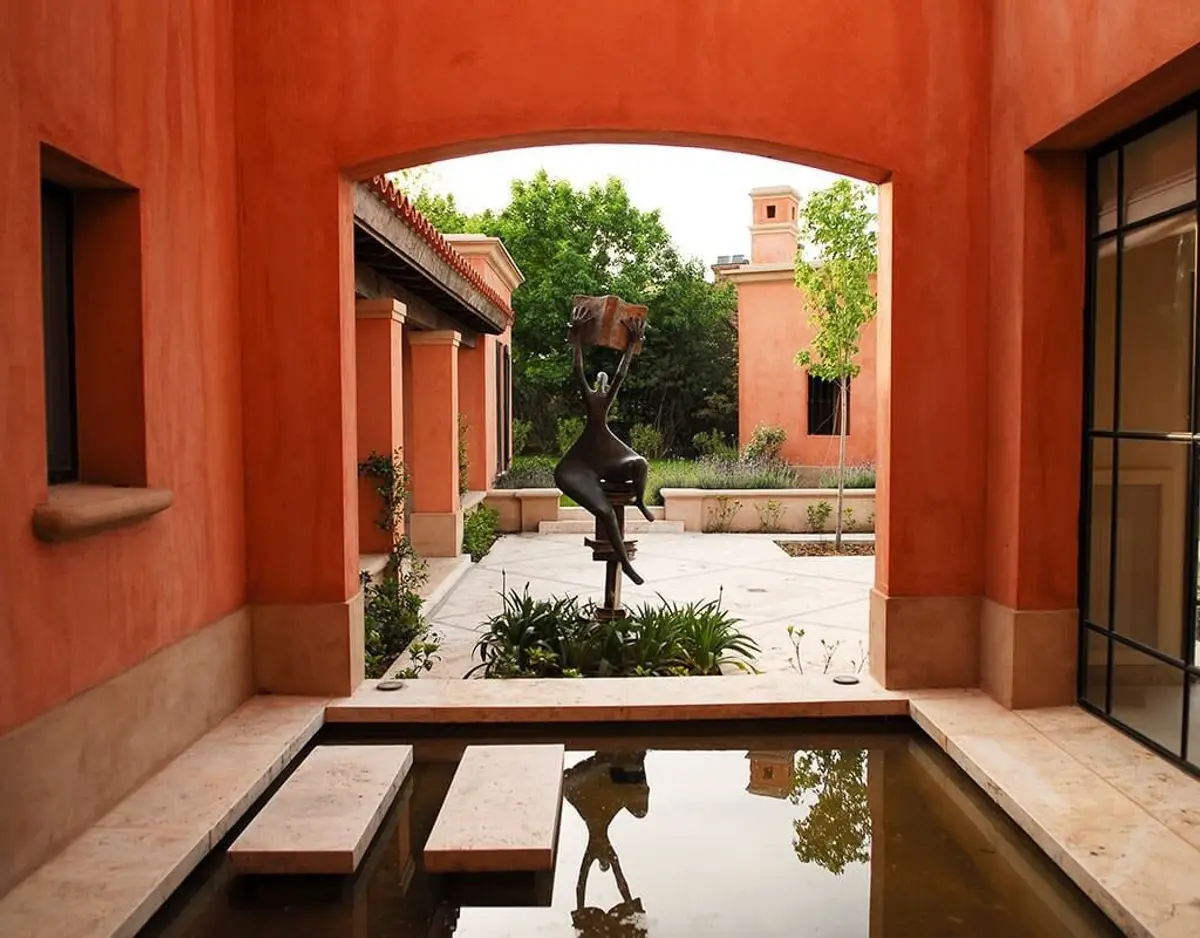 Pátio mediterrâneo com escultura e espelho d'água — projeto Paisajismo Agua, por Ricardo Pereyra Iraola