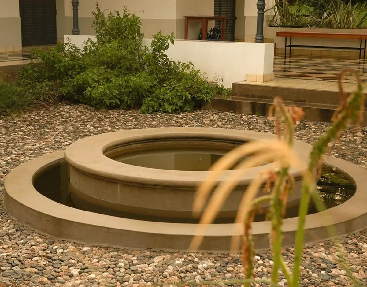 pátio moderno com fonte circular e cascalho — projeto Paisajismo Agua, por Ricardo Pereyra Iraola