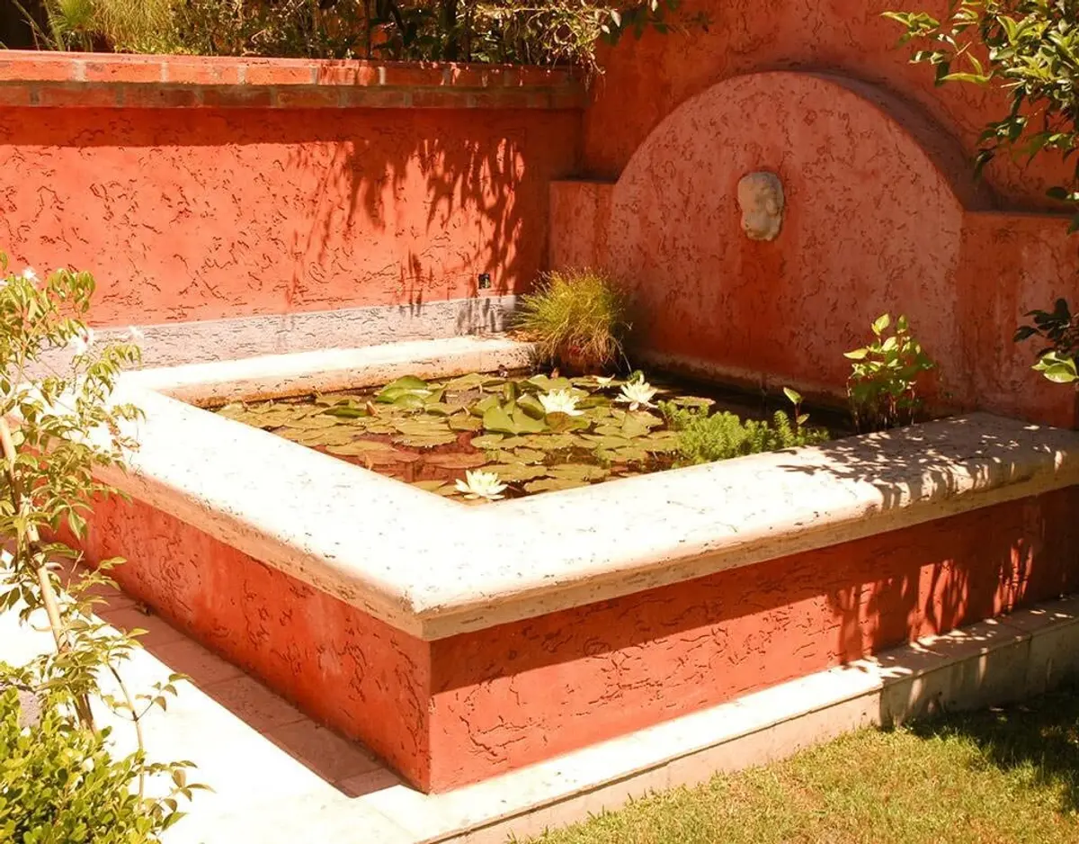 tanque com lírios e fonte de terracota — projeto Paisajismo Agua, por Ricardo Pereyra Iraola