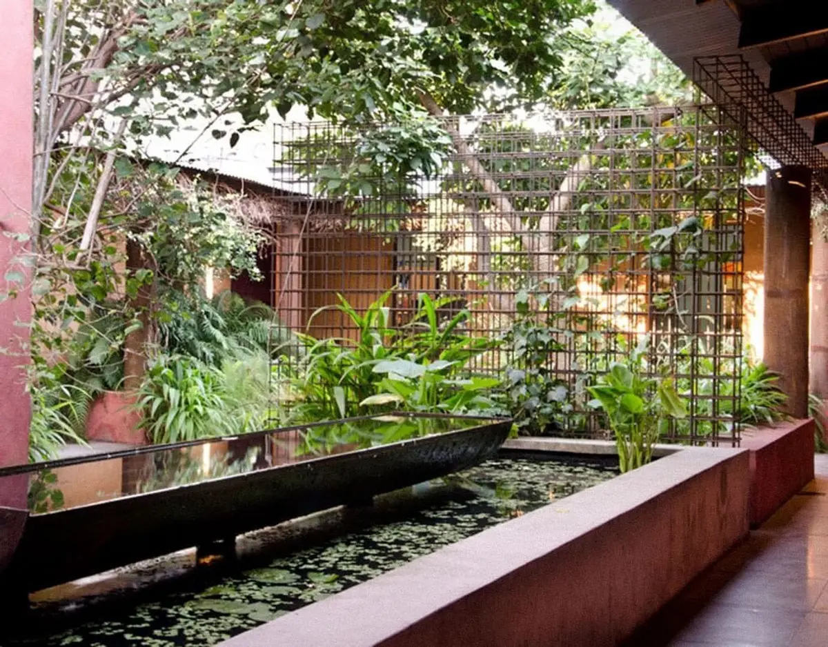 Pátio com espelho d'água em calha e vegetação exuberante — projeto Paisajismo Agua, por Ricardo Pereyra Iraola