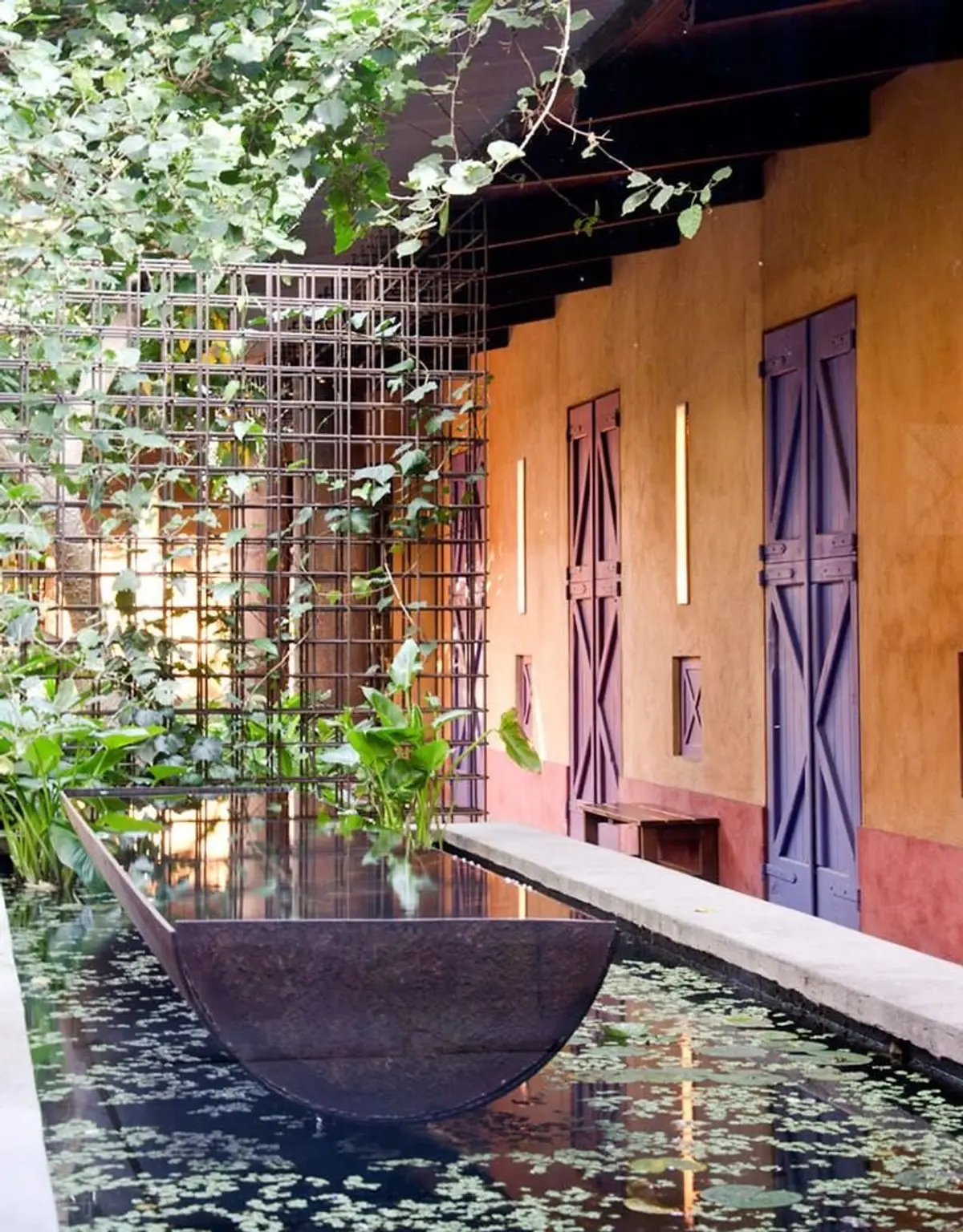 pátio mediterrâneo com fonte de água zen e vegetação exuberante — projeto Paisajismo Agua, por Ricardo Pereyra Iraola