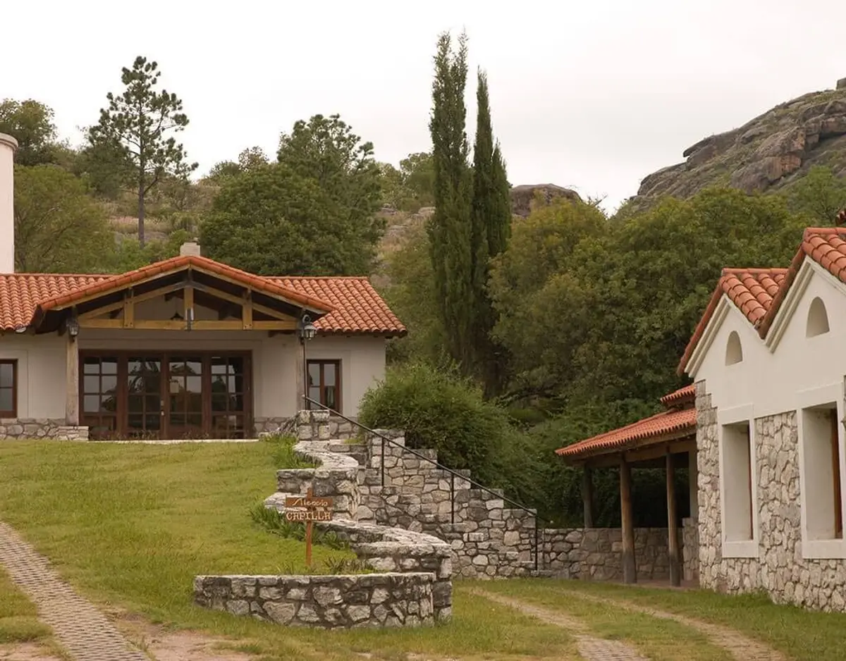 Fachada mediterrânea com pátio e jardim — projeto Paisajismo Aire, por Ricardo Pereyra Iraola