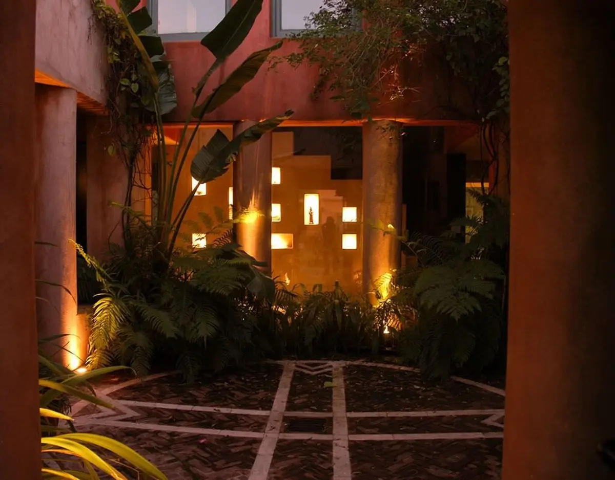 Pátio mediterrâneo iluminado com vegetação exuberante — projeto Paisajismo Tierra, por Ricardo Pereyra Iraola