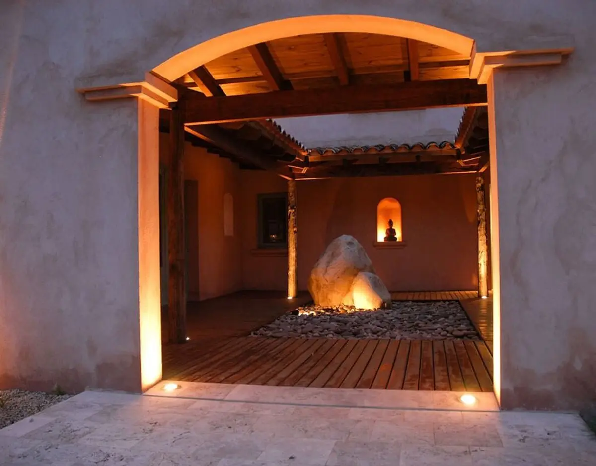 pátio interno com pedra e luz quente — projeto Paisajismo Tierra, por Ricardo Pereyra Iraola
