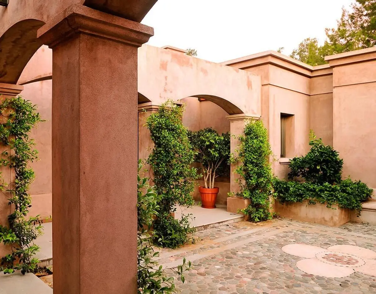 Pátio mediterrâneo com jardim e detalhes rústicos — projeto Patio en Flor, por Ricardo Pereyra Iraola
