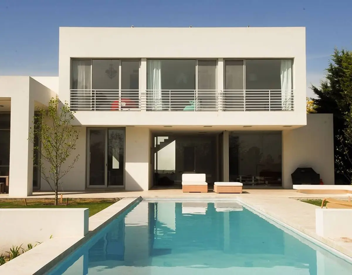 Fachada moderna com piscina e móveis brancos — projeto Simpleza Horizontal, por Ricardo Pereyra Iraola