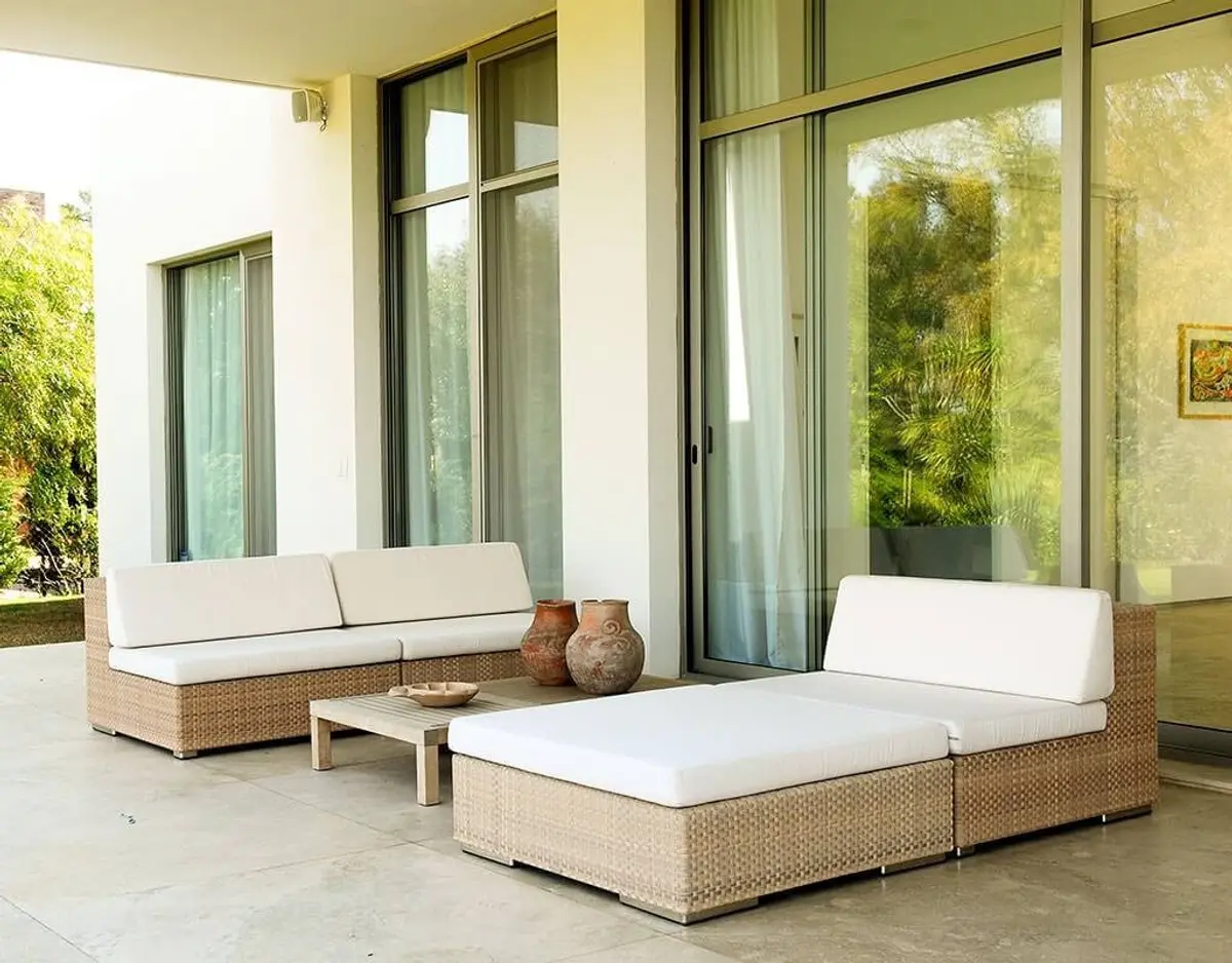 Living exterior moderno con sillones de rattan y pérgola — proyecto Simpleza Horizontal, por Ricardo Pereyra Iraola 