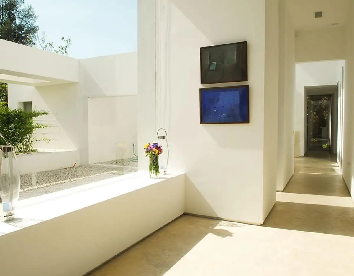 interior moderno minimalista com muita luz natural — projeto Simpleza Horizontal, por Ricardo Pereyra Iraola