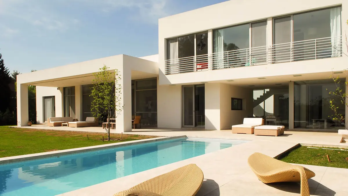 Casa moderna com piscina e móveis de exterior em vime — projeto Simpleza Horizontal, por Ricardo Pereyra Iraola