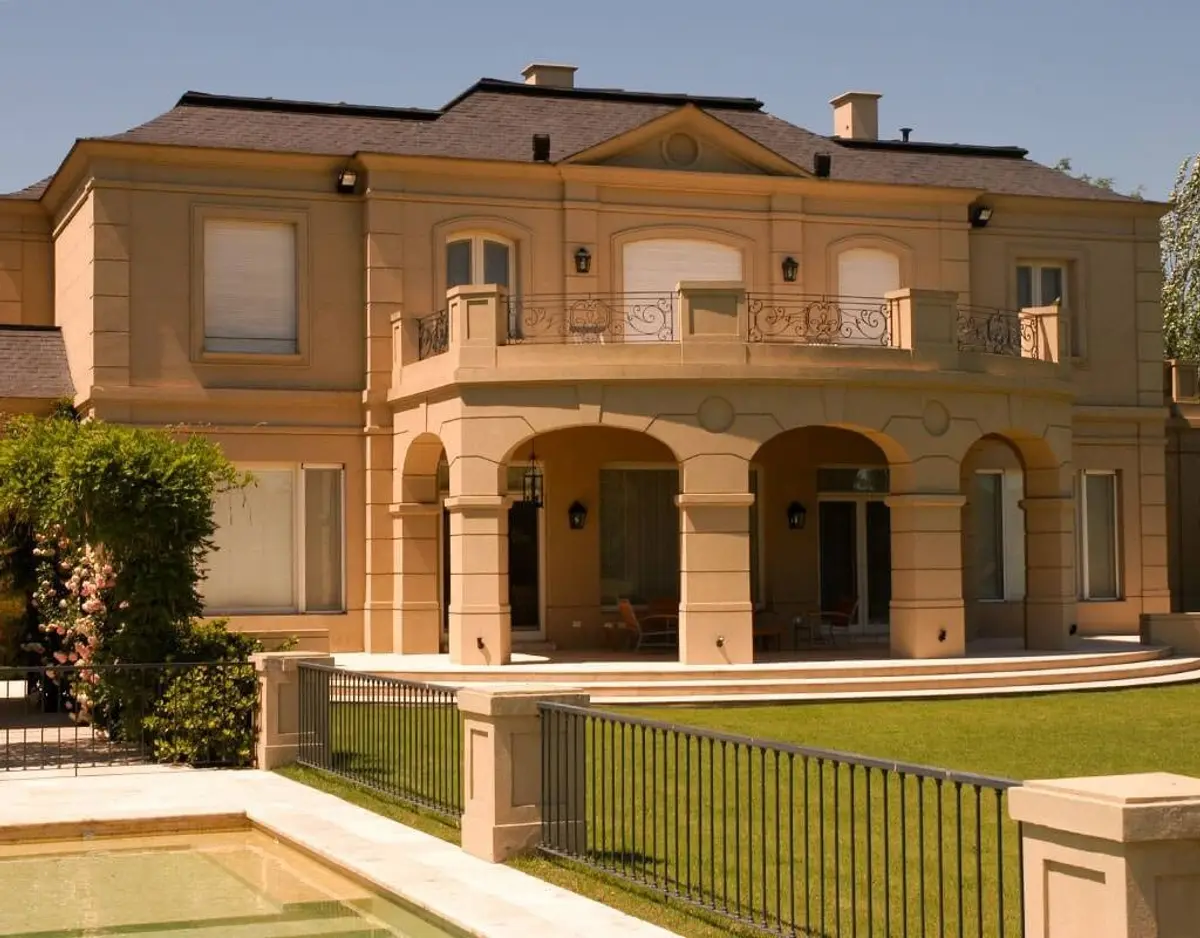 Fachada de casa estilo mediterráneo con patio y jardín — proyecto Sobriedad Clásica, por Ricardo Pereyra Iraola 