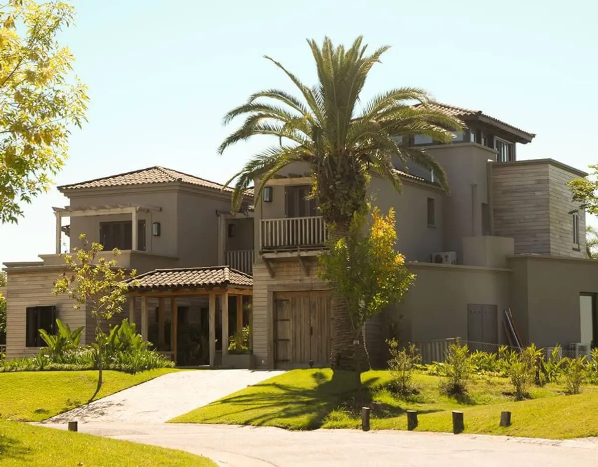 Residência moderna mediterrânea com amplas janelas e vegetação exuberante — projeto Terrazas a La Laguna, por Ricardo Pereyra Iraola