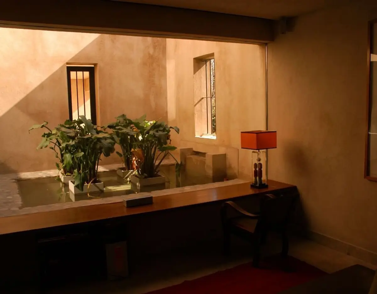 Patio interior moderno con fuente, plantas y muros terracota — proyecto Jardín Interior, por Ricardo Pereyra Iraola 