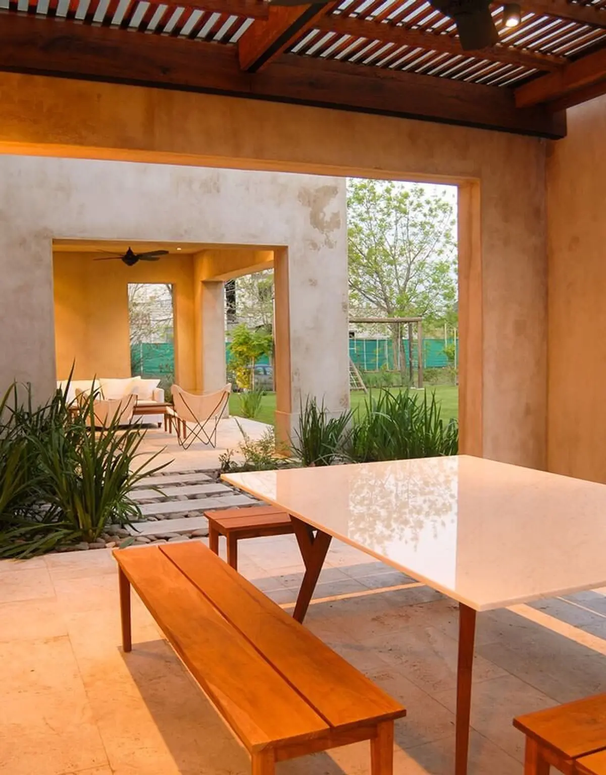 Patio moderno mediterráneo con techo de pérgola y mobiliario de madera — proyecto Jardín Interior, por Ricardo Pereyra Iraola 