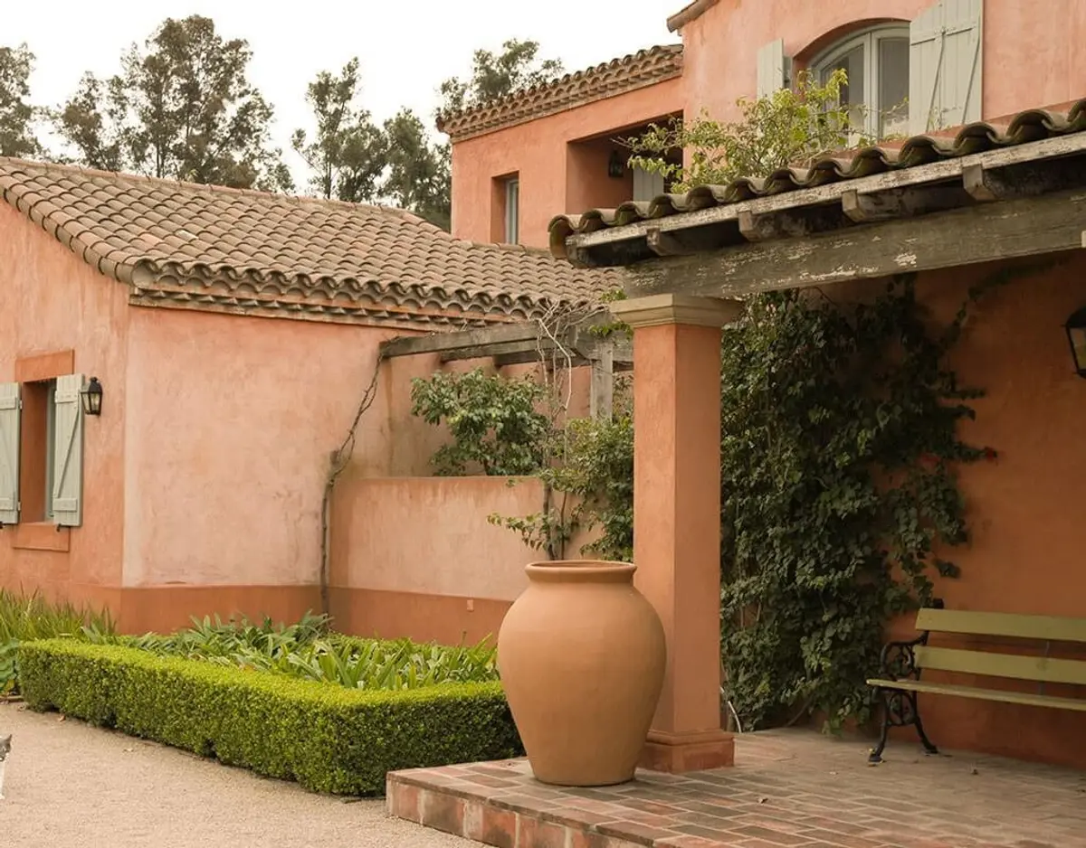 Fachada mediterránea con terraza verde y macetero grande — proyecto Vivencias Salteñas, por Ricardo Pereyra Iraola 