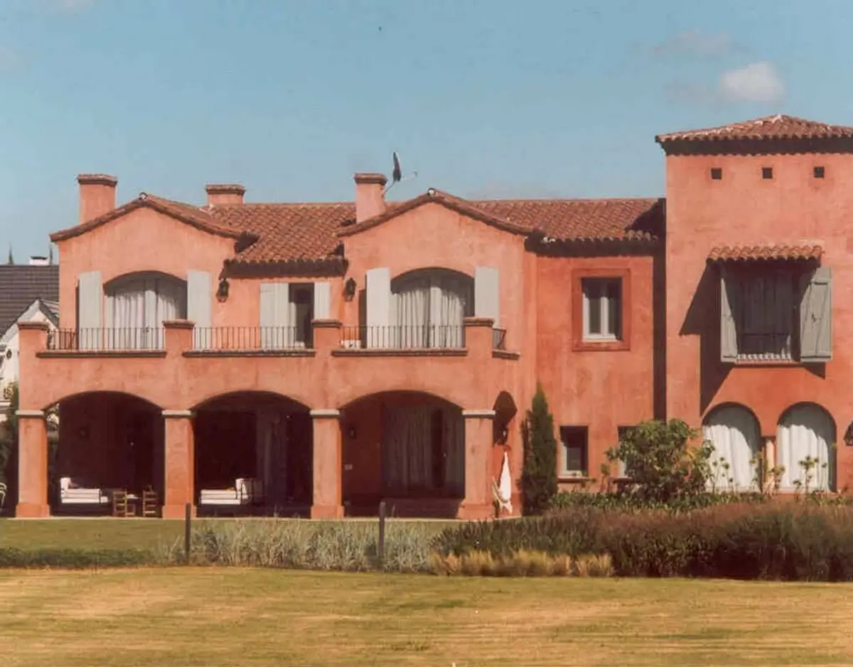 Casa mediterránea con fachada terracota y arcos — proyecto Vivencias Salteñas, por Ricardo Pereyra Iraola 