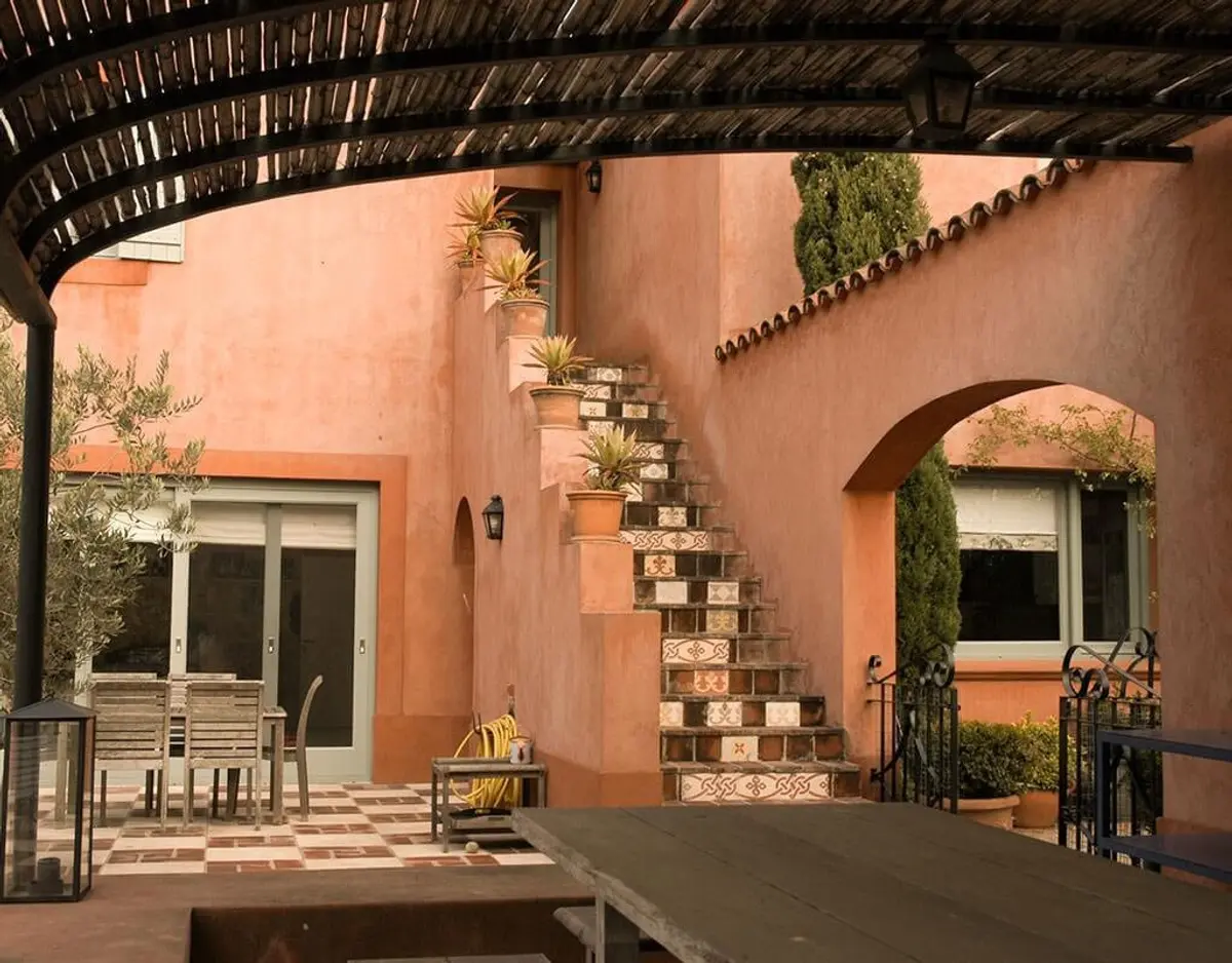 fachada mediterranea con pérgola y arcos — proyecto Vivencias Salteñas, por Ricardo Pereyra Iraola 