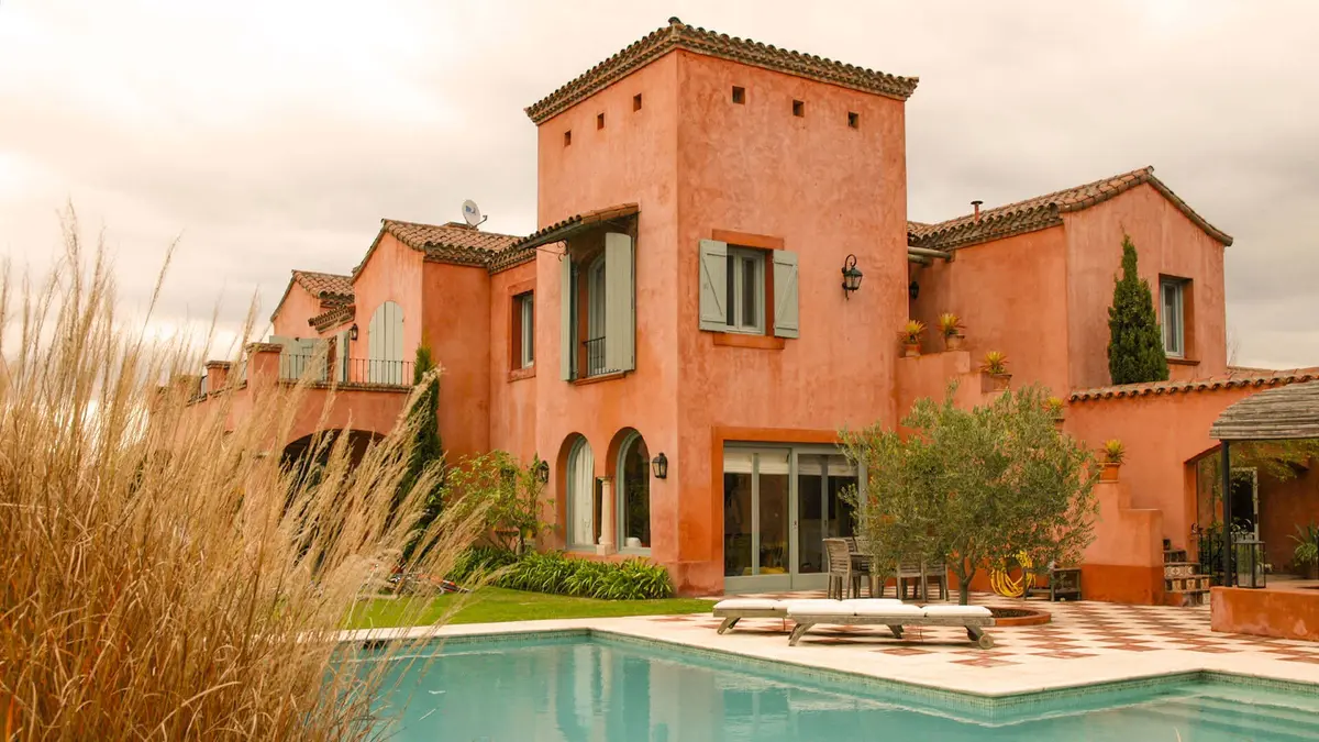 fachada de casa mediterránea con piscina — proyecto Vivencias Salteñas, por Ricardo Pereyra Iraola 