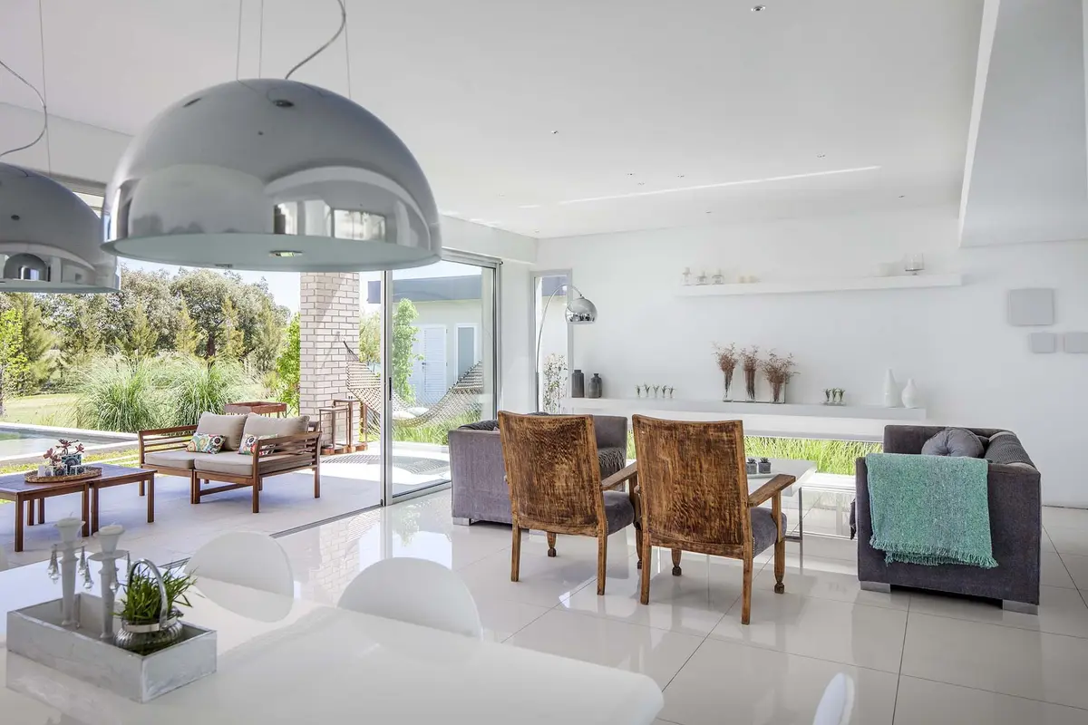 Sala de estar moderna com muita luz e janelas amplas — projeto Casa MA, por Estudio GR, em City Bell