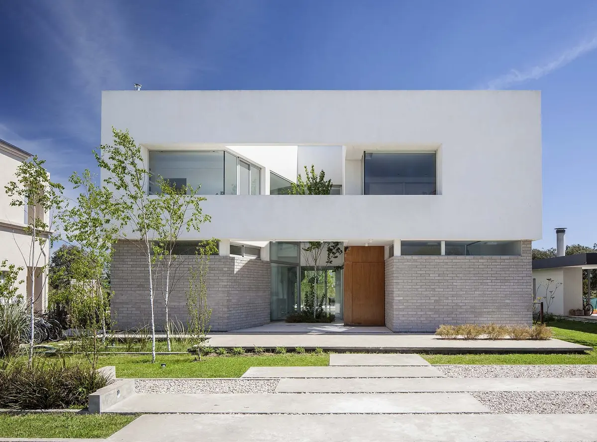fachada moderna de casa con ladrillo y vidrio — proyecto Casa MA, por Estudio GR, en City Bell
