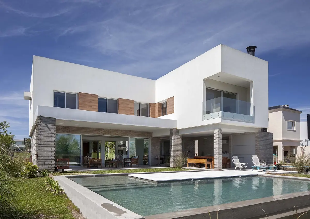Casa moderna com piscina e pátio, estilo contemporâneo — projeto Casa MA, por Estudio GR, em City Bell
