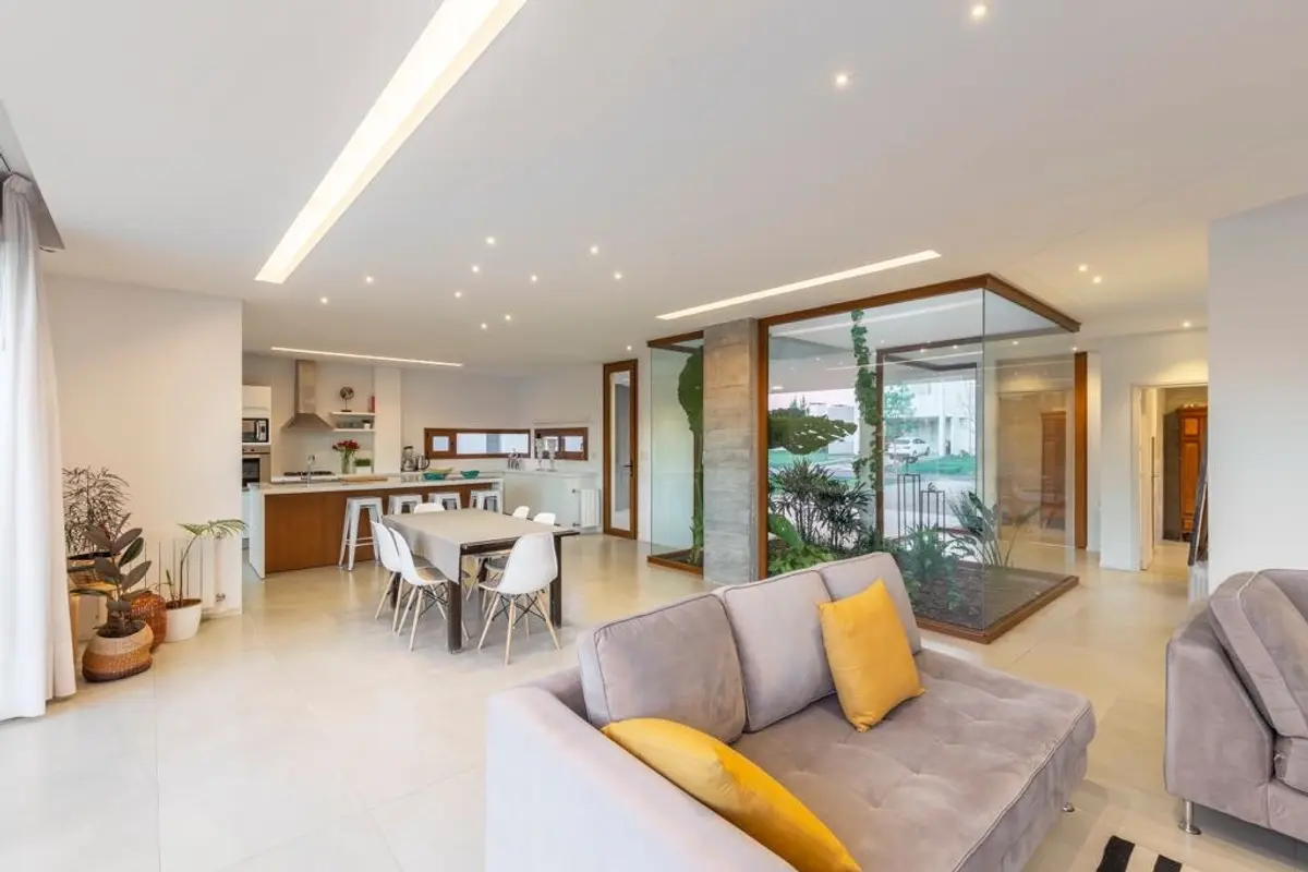 Living comedor moderno con mucha luz natural — proyecto Casa ME, por Estudio GR, en City Bell