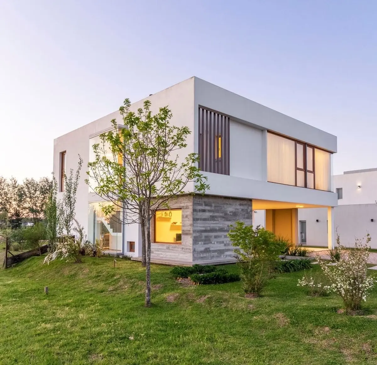 Fachada moderna de casa con amplios ventanales y detalles de hormigón — proyecto Casa ME, por Estudio GR, en City Bell