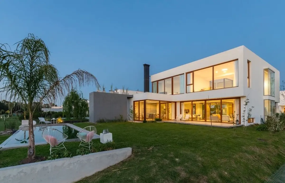 Fachada moderna com piscina e amplas áreas externas — projeto Casa ME, por Estudio GR, em City Bell