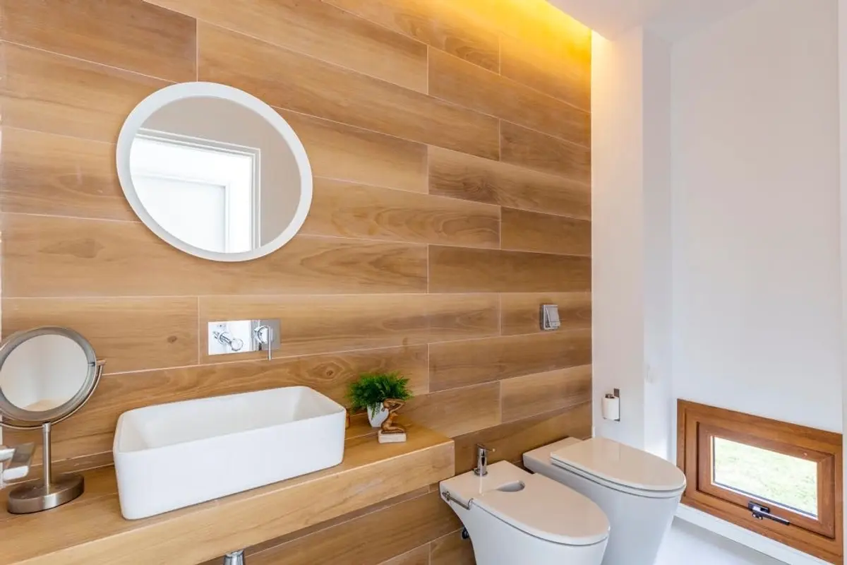 Banheiro moderno com painéis de madeira e detalhes minimalistas — projeto Casa ME, por Estudio GR, em City Bell