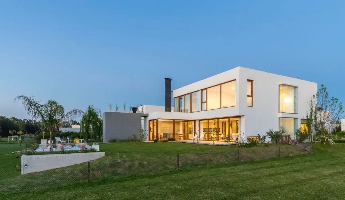 casa moderna branca minimalista com piscina e jardim — projeto Casa ME, por Estudio GR, em City Bell