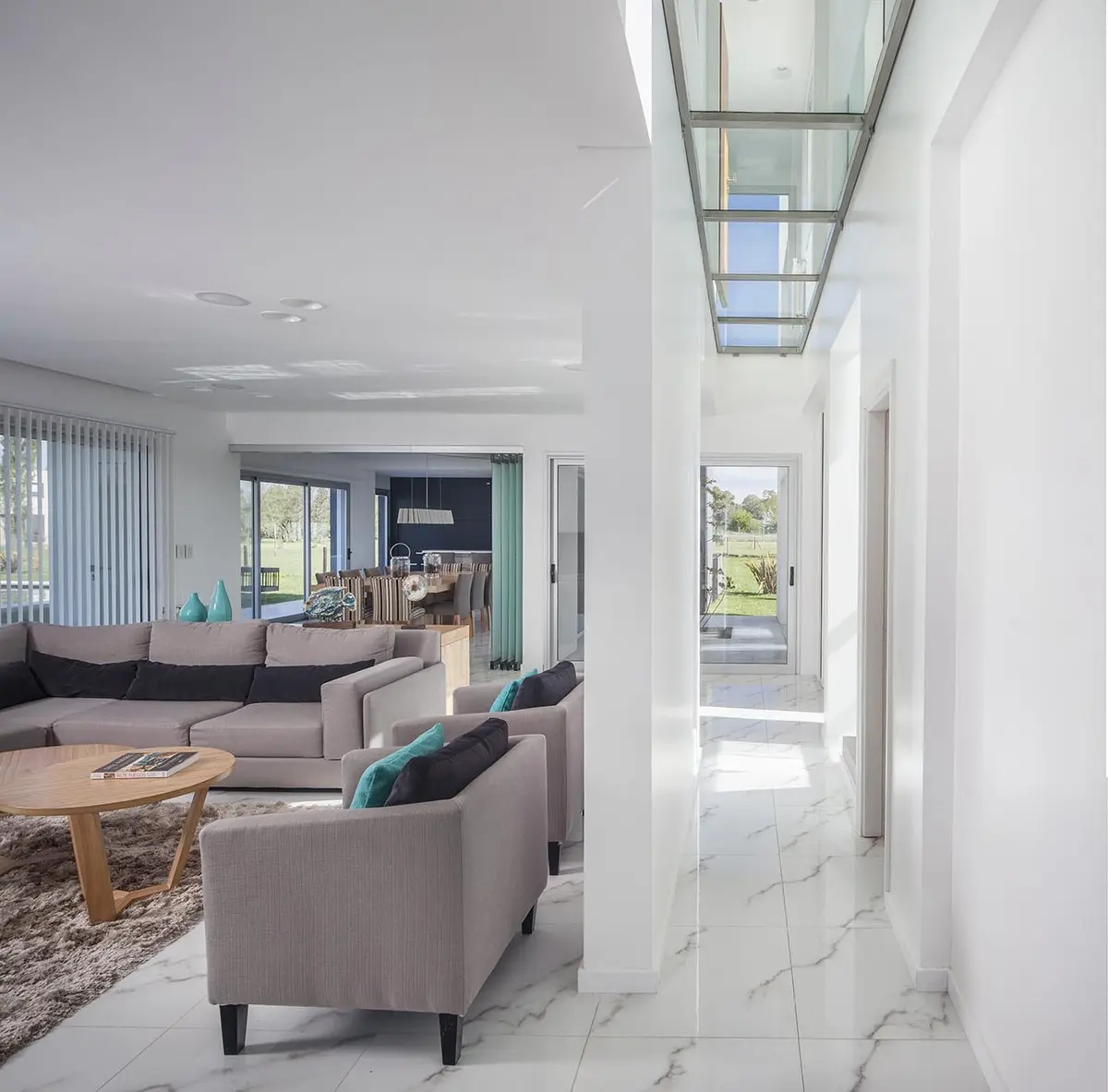 Living comedor moderno con vista al mar y mucha luz natural — proyecto Casa FA, por Estudio GR, en City Bell