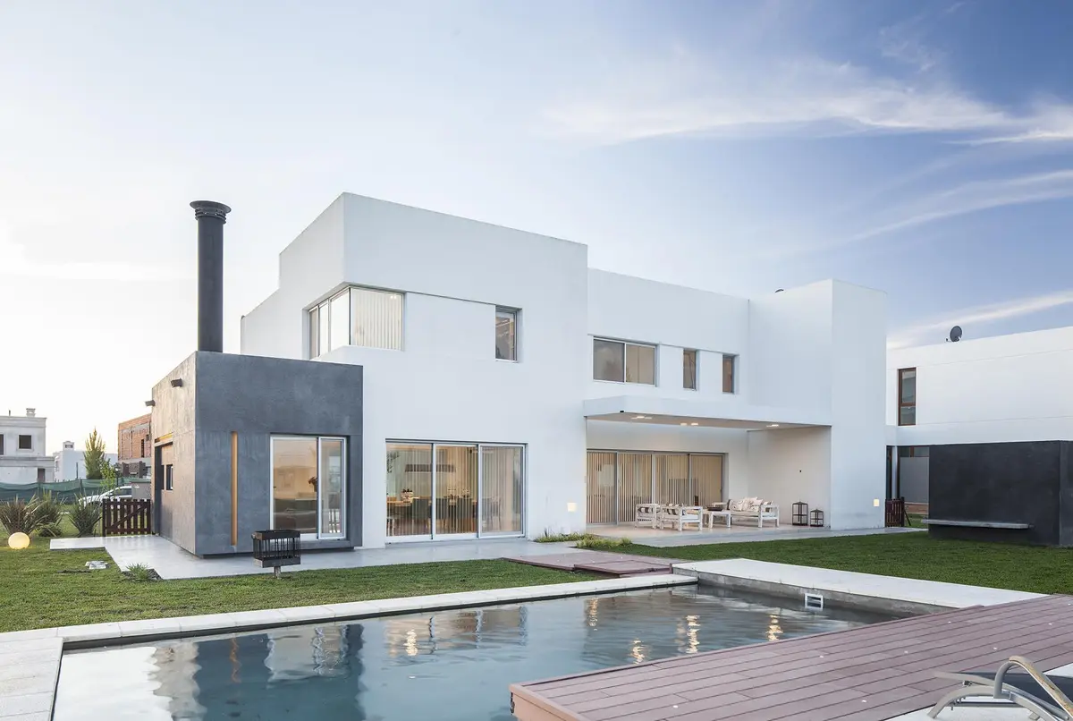 Casa moderna com piscina e deck em subúrbio — projeto Casa FA, por Estudio GR, em City Bell