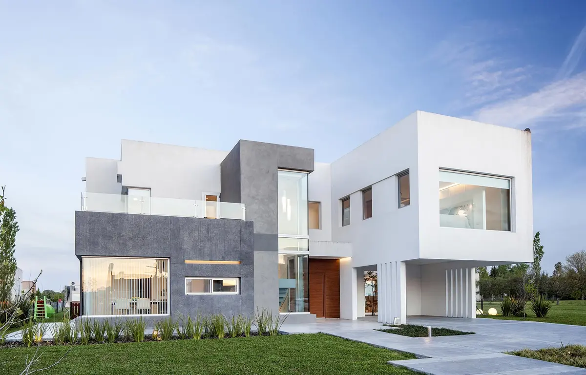 Fachada de casa moderna con volúmenes geométricos y contraste de materiales — proyecto Casa FA, por Estudio GR, en City Bell