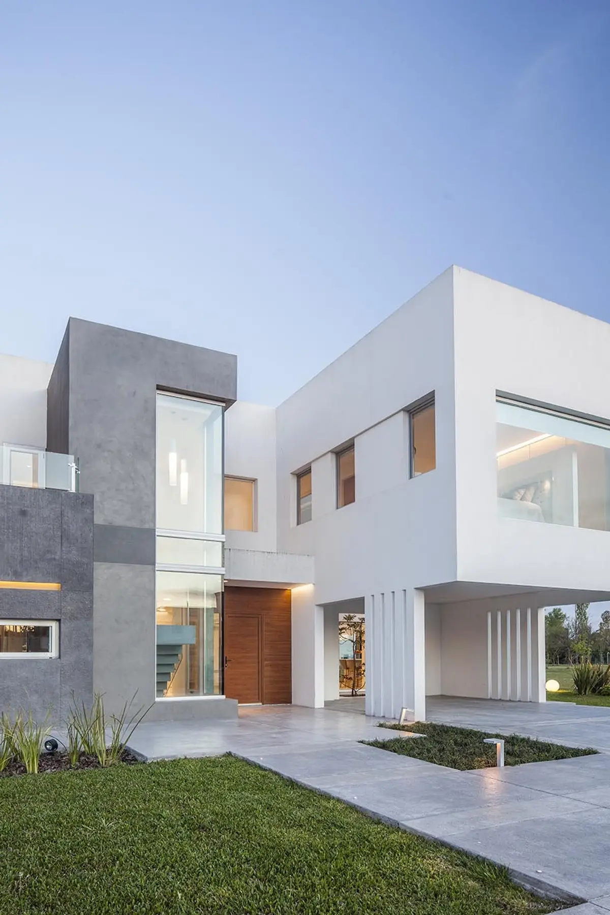 Fachada moderna con contraste de materiales y amplias ventanas — proyecto Casa FA, por Estudio GR, en City Bell