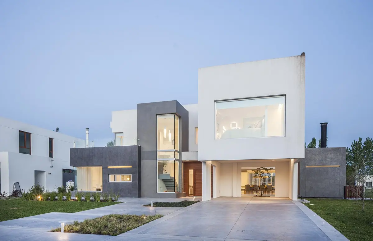 Casa moderna geometrica con grandes ventanales y fachada bicolor — proyecto Casa FA, por Estudio GR, en City Bell