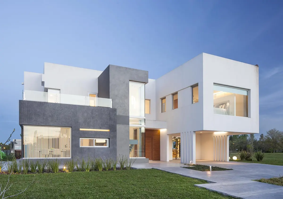 fachada moderna con volúmenes geométricos y amplios ventanales — proyecto Casa FA, por Estudio GR, en City Bell