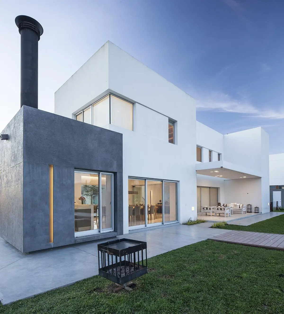 Casa moderna de hormigón y blanco con grandes ventanales — proyecto Casa FA, por Estudio GR, en City Bell