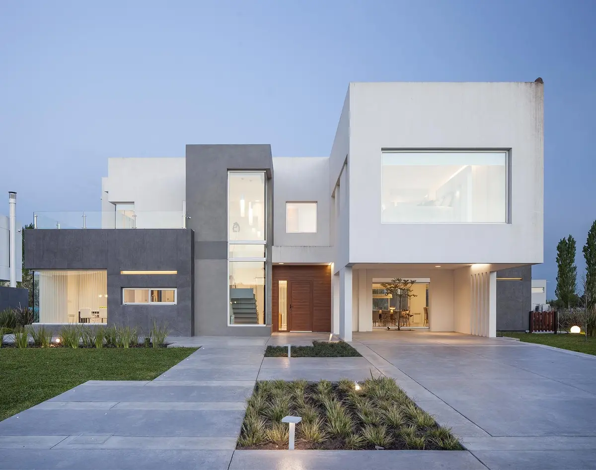 fachada moderna con volúmenes geométricos y grandes ventanales — proyecto Casa FA, por Estudio GR, en City Bell