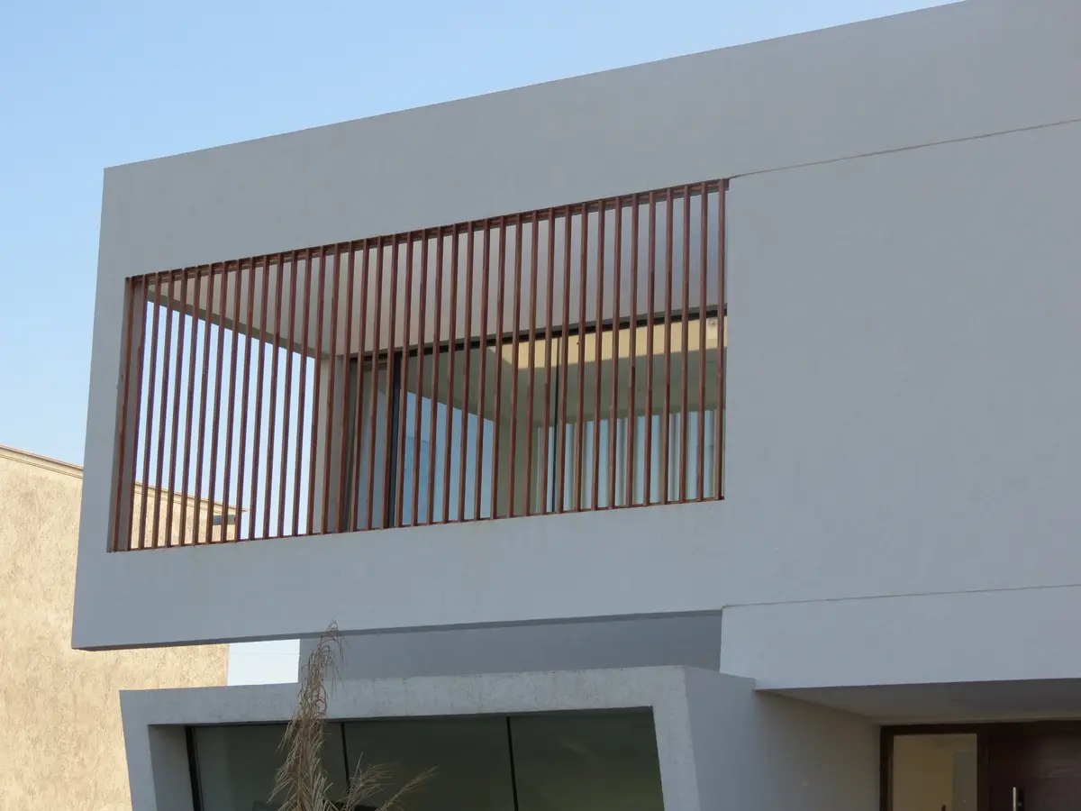 fachada moderna com brise de madeira e janelas amplas — projeto Casa MB- Harás Sta. María, por Olivieri Arquitectura, em Haras Santa María