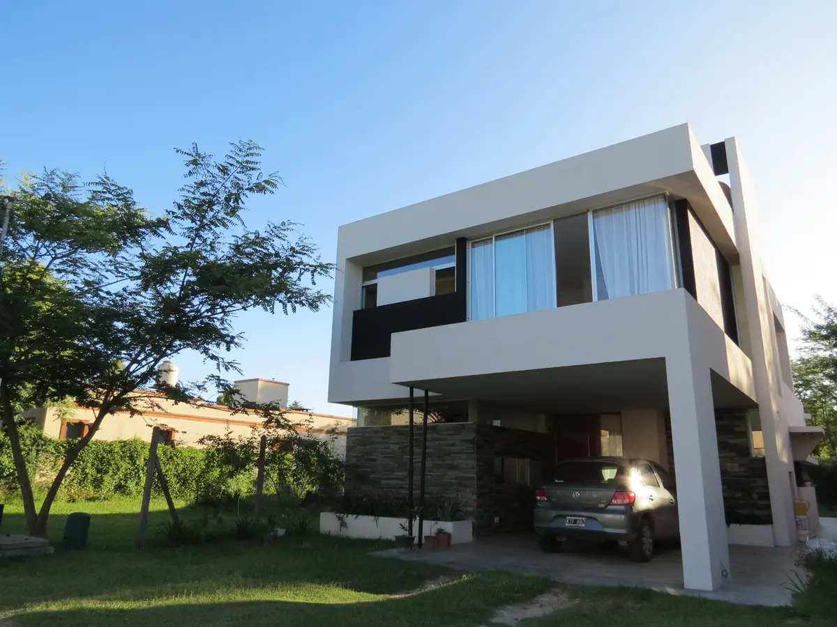 fachada moderna de casa com grandes janelas e volumes geométricos — projeto Casa GT- Barrio Los Arenales, por Olivieri Arquitectura, em Ingeniero Maschwitz