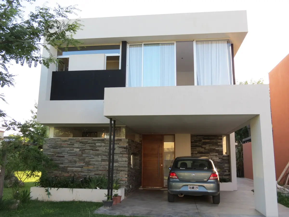 fachada moderna com pedra e vidro — projeto Casa GT- Barrio Los Arenales, por Olivieri Arquitectura, em Ingeniero Maschwitz