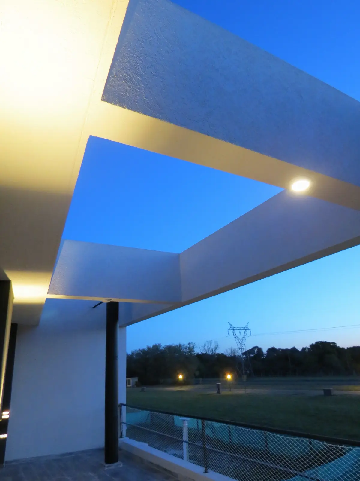 Varanda moderna com estrutura em balanço e céu ao entardecer — projeto Casa MB- Harás Sta. María, por Olivieri Arquitectura, em Haras Santa María