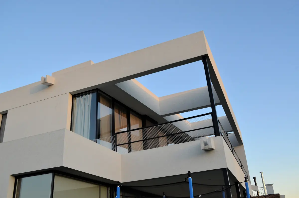 Fachada moderna com varanda em balanço e janelas amplas — projeto Casa MB- Harás Sta. María, por Olivieri Arquitectura, em Haras Santa María