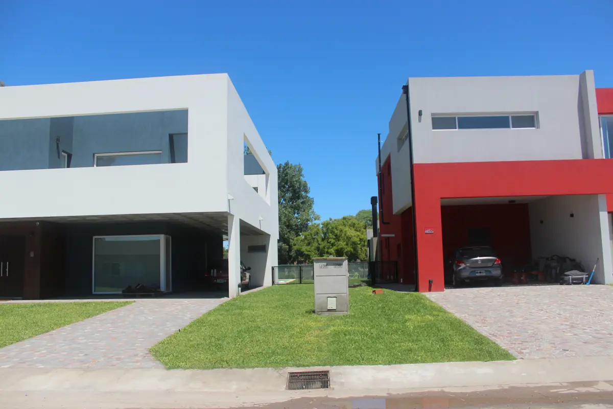 Fachadas modernas de casas com grandes janelas e cores contrastantes — projeto Golondrinas 98, por Marcela Romiti Arquitectura, em La Plata