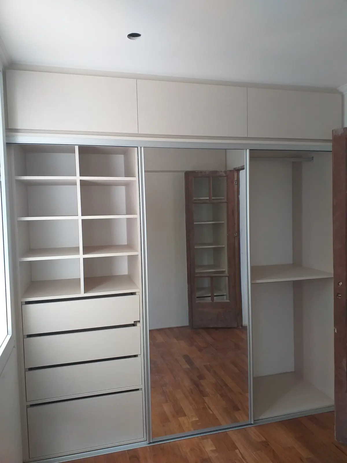 dormitorio con placard blanco y espejo de pared a pared — proyecto Casa Estilo Francés, por Estudio Fernandez Long & asoc., en Martínez