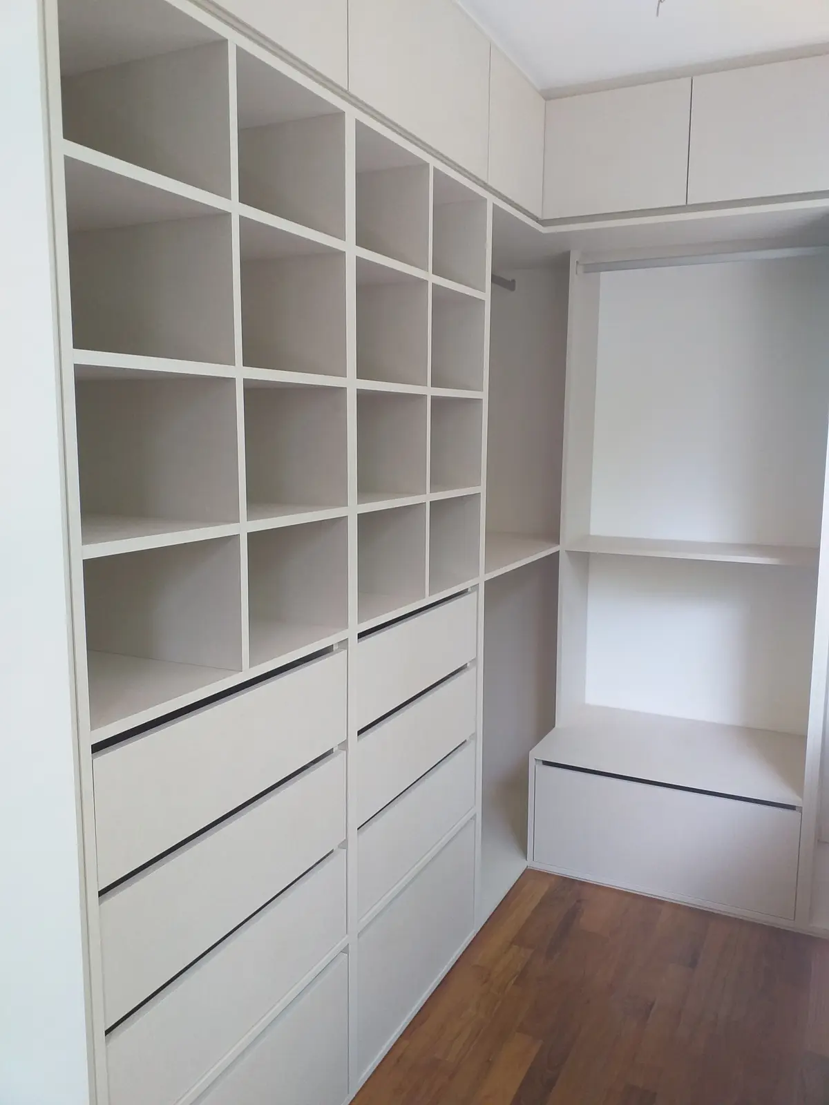 Vestidor moderno con estanterías modulares y cajones integrados — proyecto Casa Estilo Francés, por Estudio Fernandez Long & asoc., en Martínez