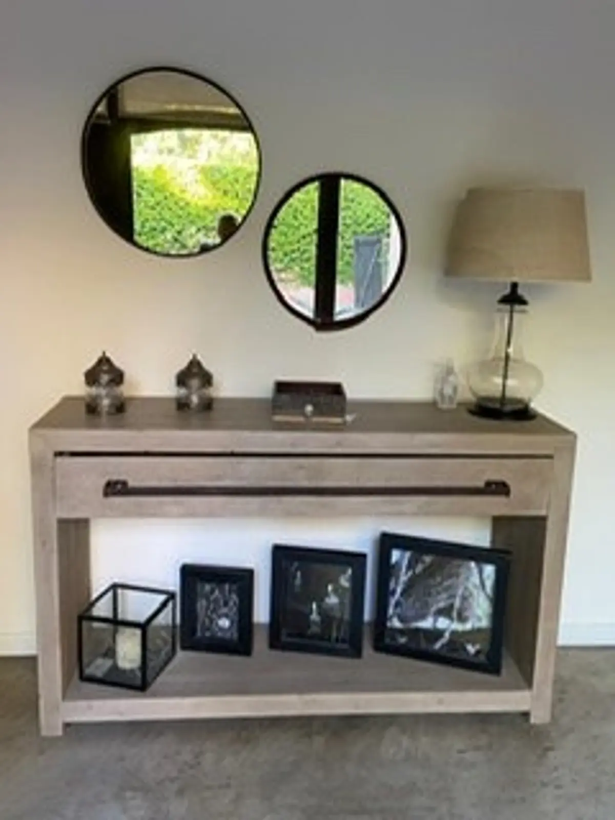 entrada moderna com espelhos circulares e console de madeira — projeto Barrio Hindu, por Flor Martelli Diseñó y Arte, em Don Torcuato