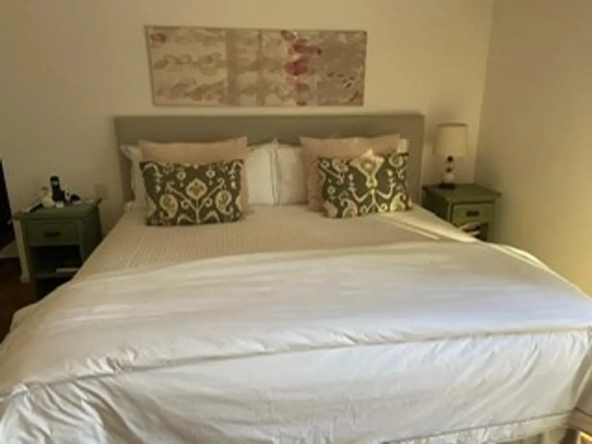 Dormitorio moderno con cama king y arte abstracto — proyecto Barrio Hindu, por Flor Martelli Diseñó y Arte, en Don Torcuato
